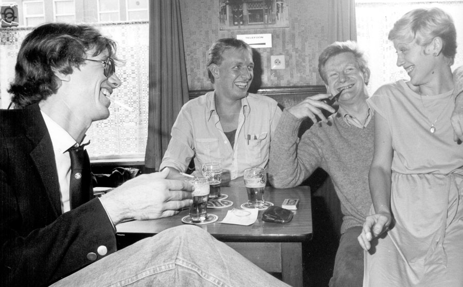 Foto: 27 augustus 1982. Albert de Lange (midden), Syp Wynia (links) en rechts Henk J. Meier (met onbekende dame) in Café Annie en Wim in Groningen.