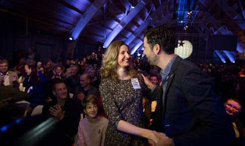 UTRECHT - Sharon Gesthuizen (L) feliciteert haar tegenkandidaat Ron Meyer, de nieuwe voorzitter van de SP, tijdens het partijcongres van de SP in Utrecht. ANP BART MAAT